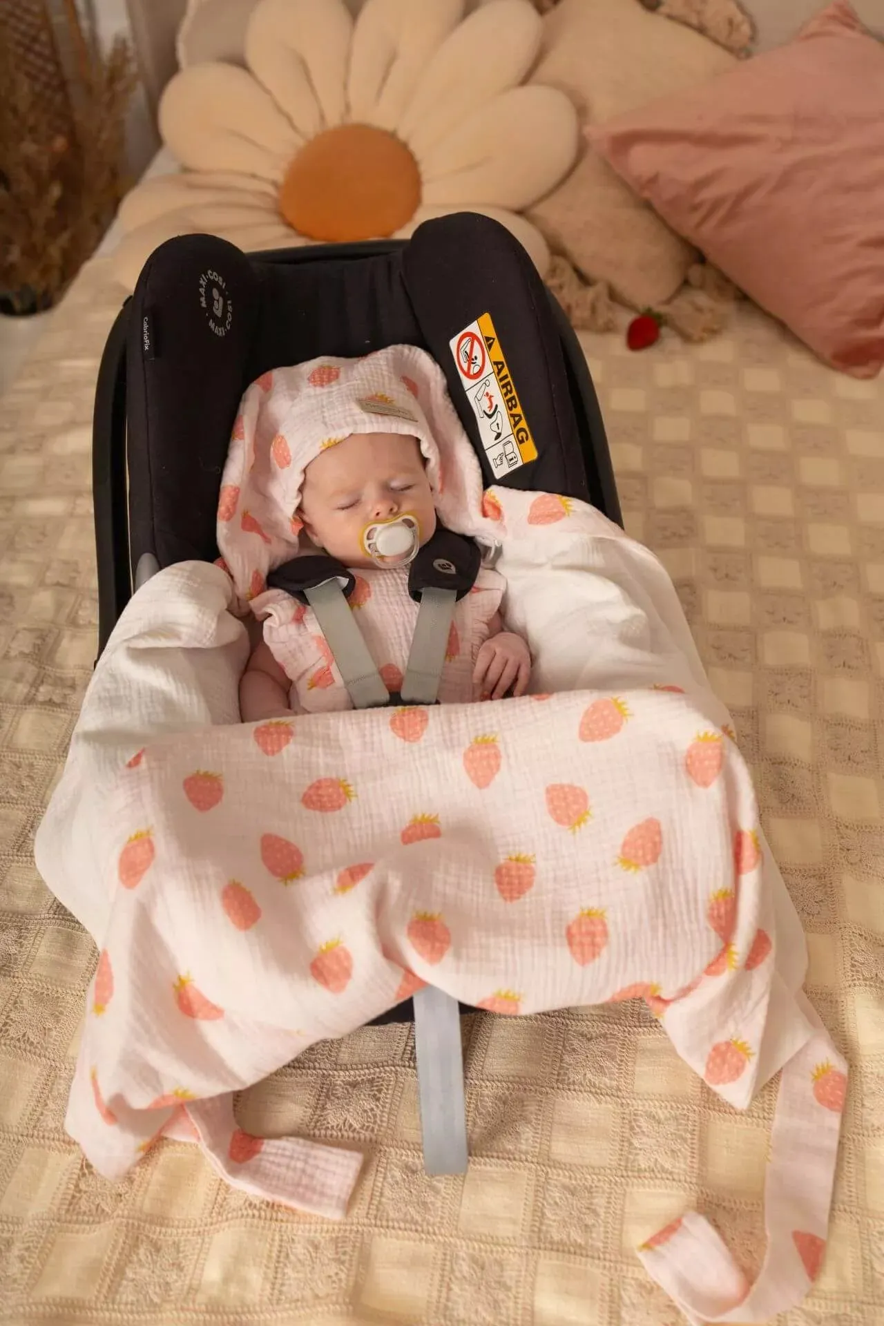 Summer Car Seat Blanket - 100% Muslin Cotton - Strawberries