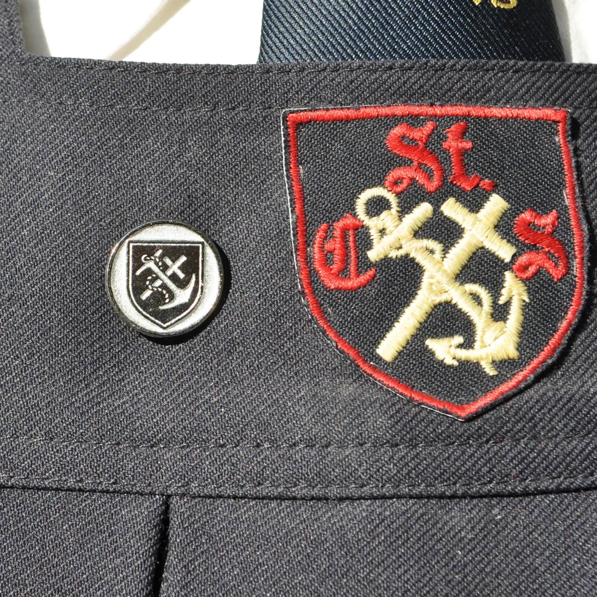 TUNIC PIN - CREST