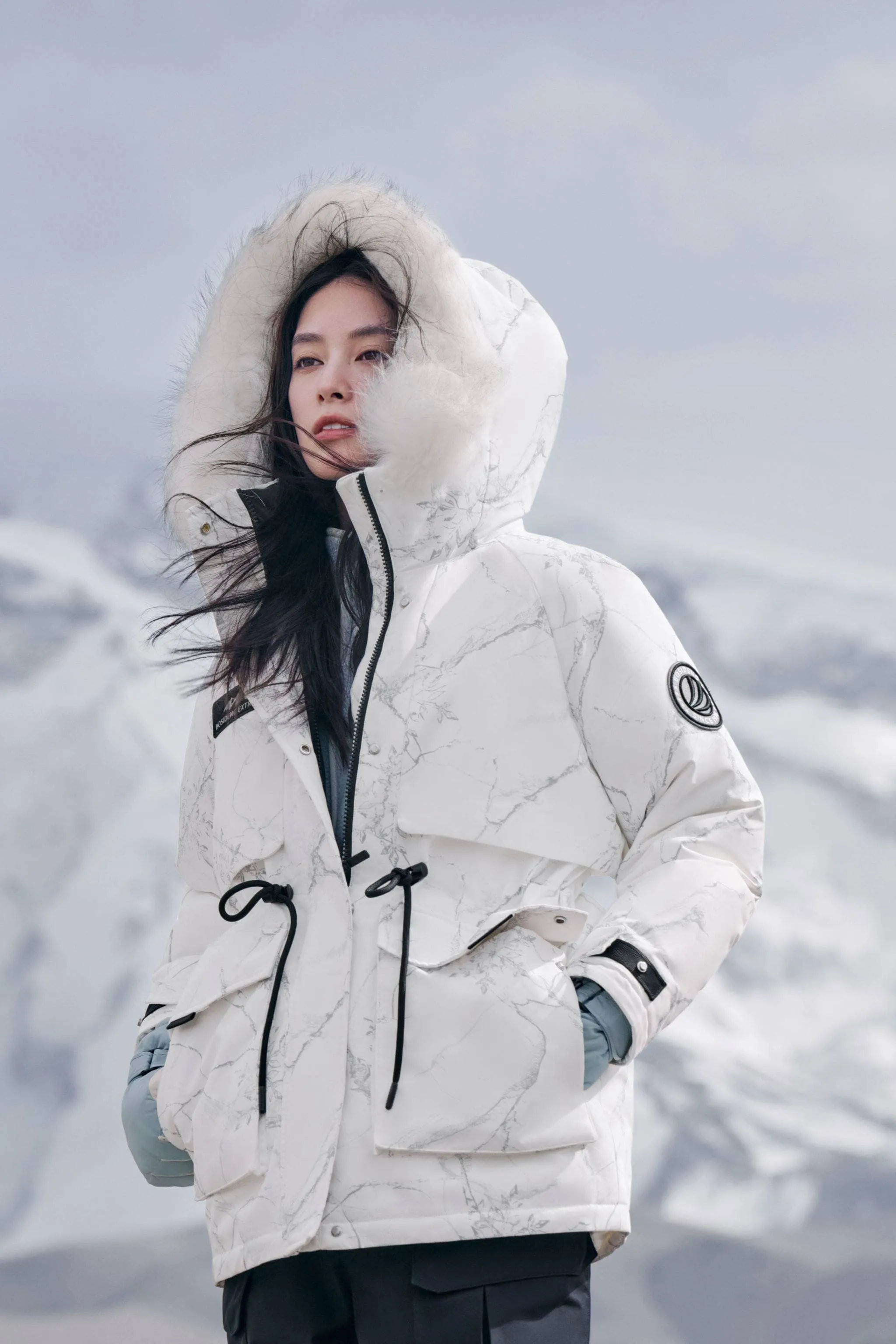 Women’s classic extreme goose down jacket with fur hood